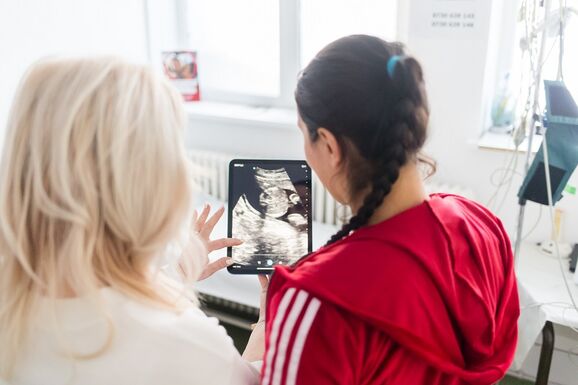 Minden tizedik szülés tinédzser anyához köthető – Egészségnevelést sürgetnek a civilek