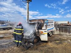 Kigyulladt egy parkoló kisteherautó Maroshévízen