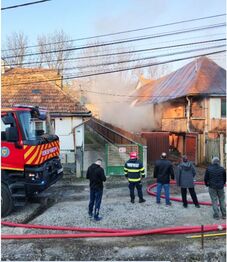 Kigyulladt egy ház Székelyudvarhelyen: a tulajdonos és egy tűzoltó kórházba került