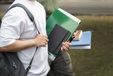 Mérföldkő: a lefordítottakkal szemben elsőbbséget élveznek a magyar nyelven írt tankönyvek