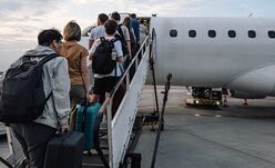 Úton haza az iskoláscsoportok – Ománból indult evakuációs járat Bukarestbe