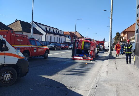 Öthónapos kisbabát szállítottak a mentővel, amely személyautóval ütközött (VIDEÓ)