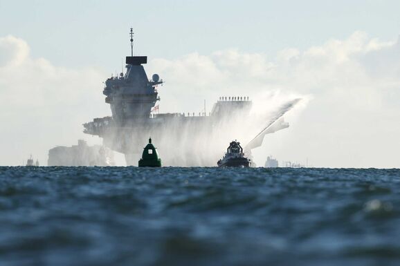 Repülőgép-hordozót vezényeltek a Földközi-tengerre az ottani brit támaszpontok védelmére