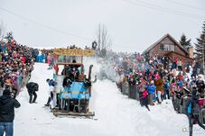 Asszonycipelés, kör-ling és bikinis lesiklás – Szombaton újra megkergül Hargitafürdő