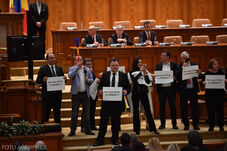 Megbüntetik a randalírozó képviselőket és szenátorokat