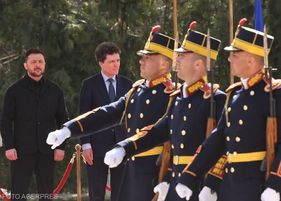 Zelenszkij Romániában: katonai tiszteletadással fogadták az ukrán elnököt