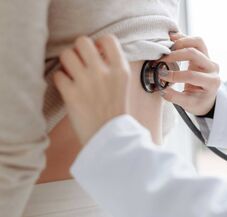 Újabb halálos áldozatot követelt az influenza, csökkenőben az esetszám