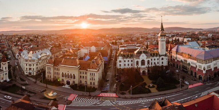 Átszervezné az önkormányzati álláshelyeket a marosvásárhelyi városvezetés