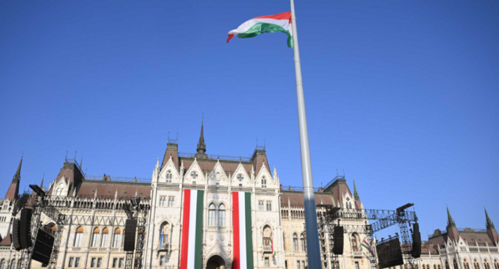 Felvonták a nemzeti lobogót Magyarországon az Országház előtt (VIDEÓ)