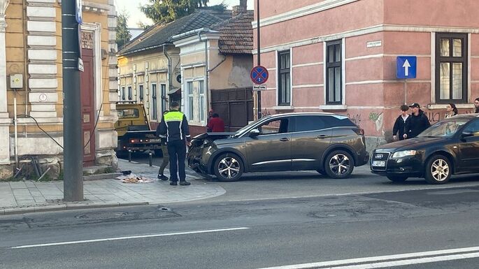 FRISSÍTVE – Súlyos baleset Kolozsváron – Egy fiatal nő életét veszítette 