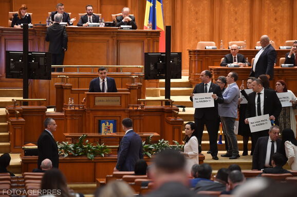 Drága volt a sípolás: felére vágták a rendetlenkedő törvényhozók fizetését