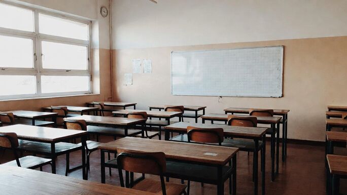 Vádak, feljelentés, eljárás – Diákok gyanúsítják szexuális visszaéléssel az iskolaigazgatót