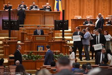 Drága volt a sípolás: felére vágták a rendetlenkedő törvényhozók fizetését