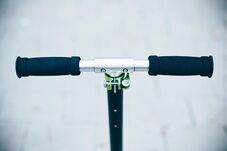 Elütötte a volt minisztert egy gépkocsi, miközben ikreit vitte az elektromos rolleren