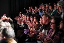 Új bemutató a Csíki Játékszínben – Színpadon a 12 dühös ember