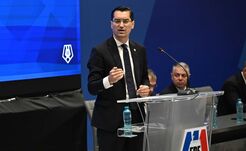 Diktatúrát kiáltó kihívó ellen újrázott Burleanu a futballszövetség élén