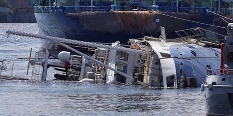 FRISSÍTVE – Elsüllyedt vontatóhajó: felhozták a mélyből az egyik áldozat holttestét