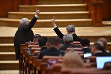 Bolojan méltányos költségvetést lát, Grindeanu szerint a „hibáival együtt” fogadták el a büdzsétervezetet