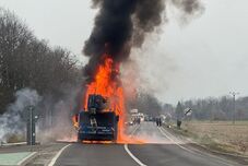 Lángra kapott egy mozgásban lévő darus teherautó