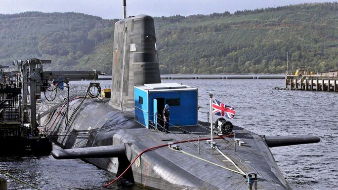 Román nőt is gyanúsítanak a brit tengeralattjáró-bázisnál történt incidens ügyében
