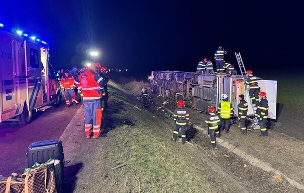 Súlyos buszbaleset: egy személy meghalt, tizennégyen megsérültek