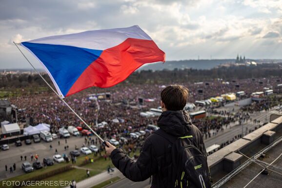 Százezrek tüntettek Csehországban a kormány ellen