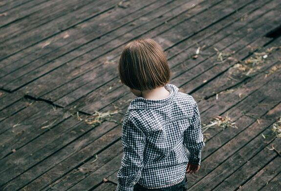 Két gyermeket – egy kétévest és egy négyévest – kötöttek a fűtőtesthez az erdélyi városban