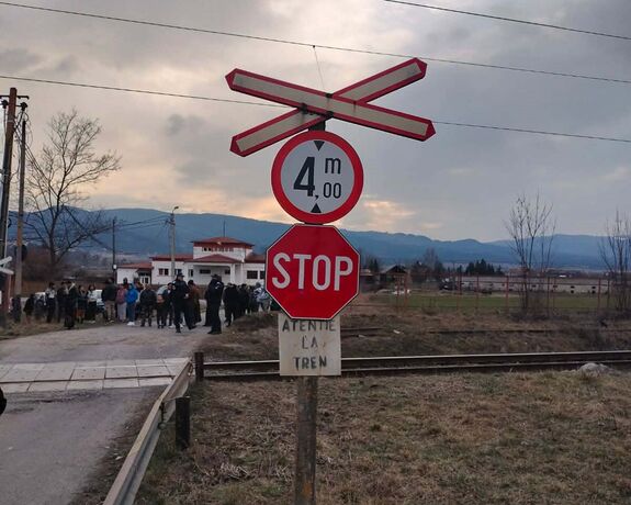 FRISSÍTVE – Szekeret ütött el a vonat Csíkszeredában – Egy nő meghalt, egy csecsemő életveszélyben