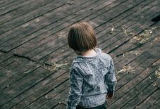 Két gyermeket – egy kétévest és egy négyévest – kötöttek a fűtőtesthez az erdélyi városban