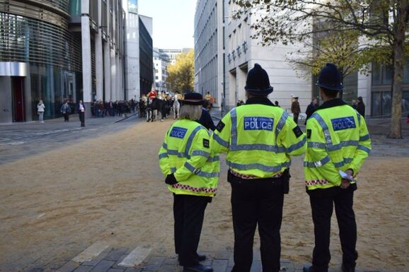 Antiszemita támadás: londoni zsingóga előtt gyújtottak fel több mentőautót