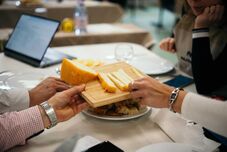 Kárpát-medencei Sajtmustra Csíkszeredában: a magyar és székely sajtkészítők egy család