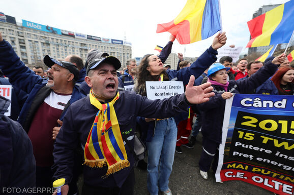 Könnygáz bevetésével próbálták szétoszlatni a tüntető bányászok tömegét Bukarestben