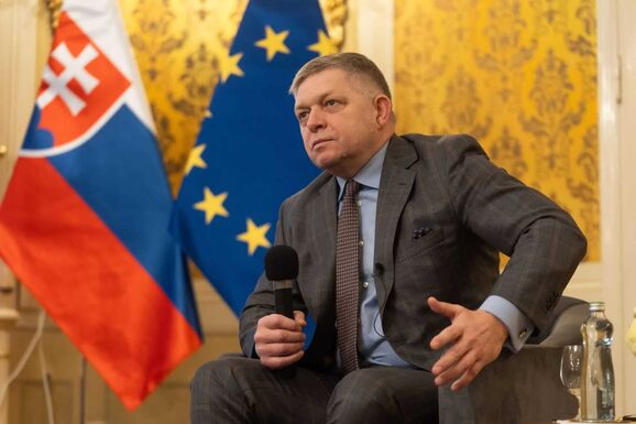 Romániába jön Robert Fico
