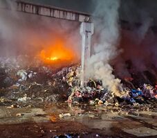 Hatalmas tűz ütött ki egy hulladéklerakónál: tíz tonna műanyag égett el (VIDEÓ)