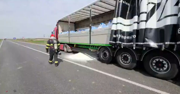 Két kamion és egy személyautó ütközött – Veszélyes anyag ömlött az útra