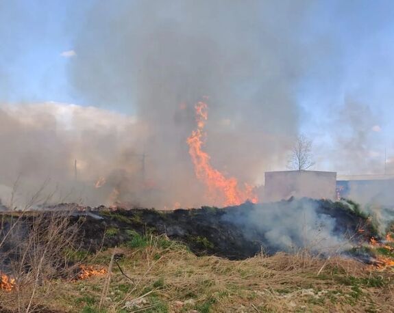 Több tonna hulladék ég Marosludason: két napja küzdenek a tűzoltók