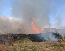 Több tonna hulladék ég Marosludason: két napja küzdenek a tűzoltók