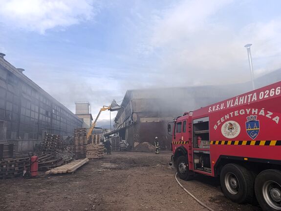 FRISSÍTVE – Fafeldolgozó gyulladt ki Szentegyházán, több egység vonult a helyszínre