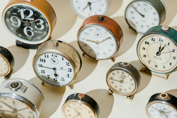 Vasárnap átállunk a nyári időszámításra: egy órával kevesebbet alszunk
