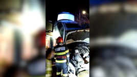 Elképesztő baleset: háztetőn landolt egy autó