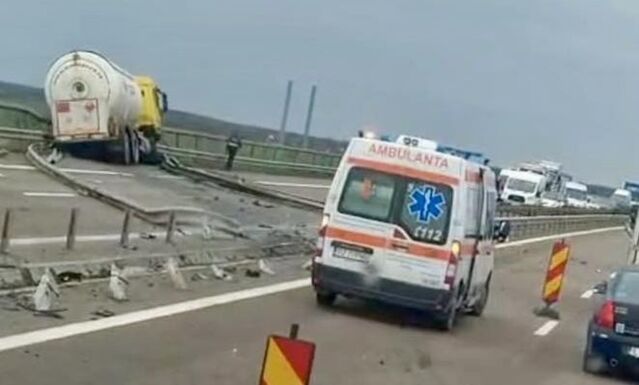 Robbanásveszély az autópályán: felborult egy tartálykocsi