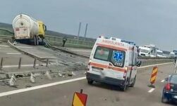 Robbanásveszély az autópályán: felborult egy tartálykocsi