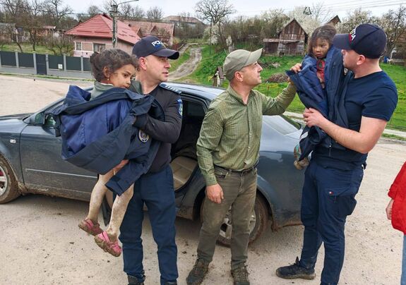 „Még egy éjszakát nem éltek volna túl” – A hátán hozta le a kislányokat a megtalálójuk
