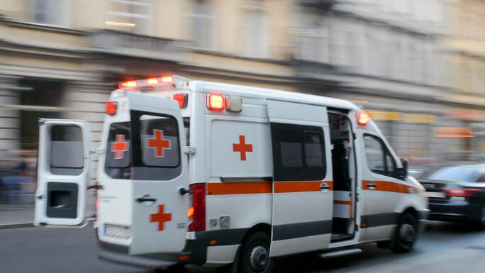 Lezuhant egy kamaszlány az ötödik emeletről