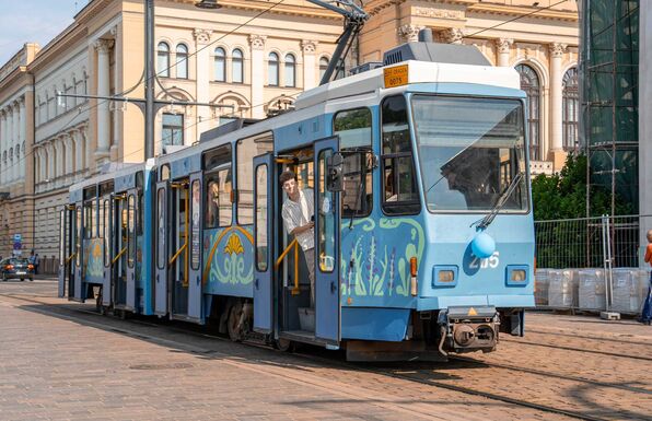Kigördült az állomásról a diákok festette „szecessziós villamos”