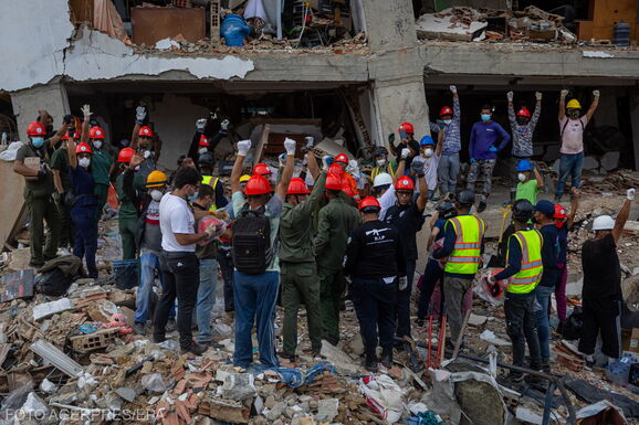 Csoda Venezuelában: hat nap után élve találtak meg egy kisfiút – A halottak száma már közel kétezer