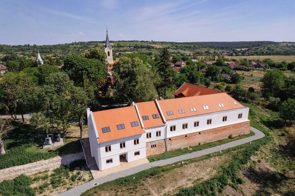 Szent István és Szent László nyomában: újjászületett a szentjobbi apátság