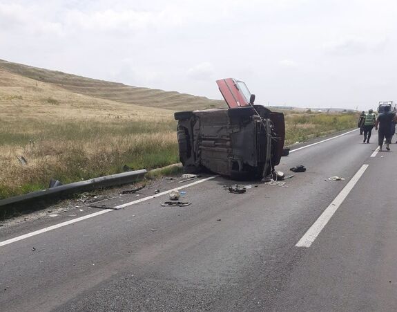 Súlyos közlekedési balesetben halt meg egy 11 éves gyermek – A sofőr beszorult a felborult autóba