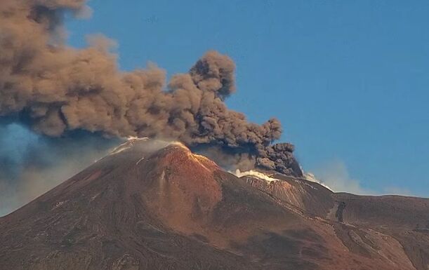 Korlátozzák a cataniai repülőtér forgalmát az Etna kitörése miatt