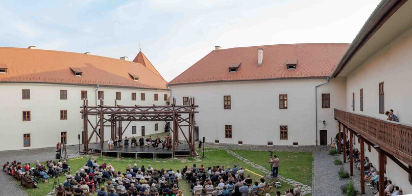 Fantázia és jubileumok jegyében rajtolt el a Csíkszeredai Régizene Fesztivál